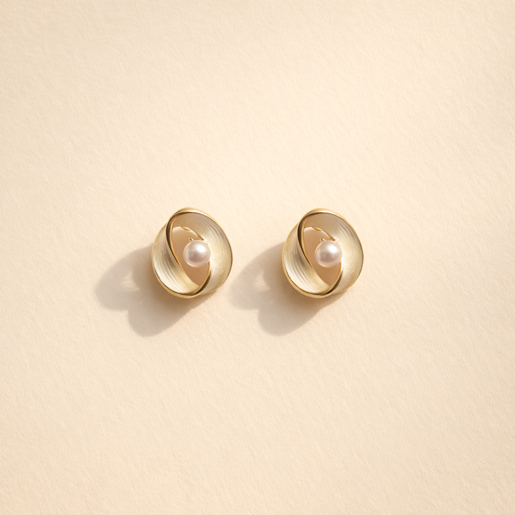 Minimal Pearl Stud